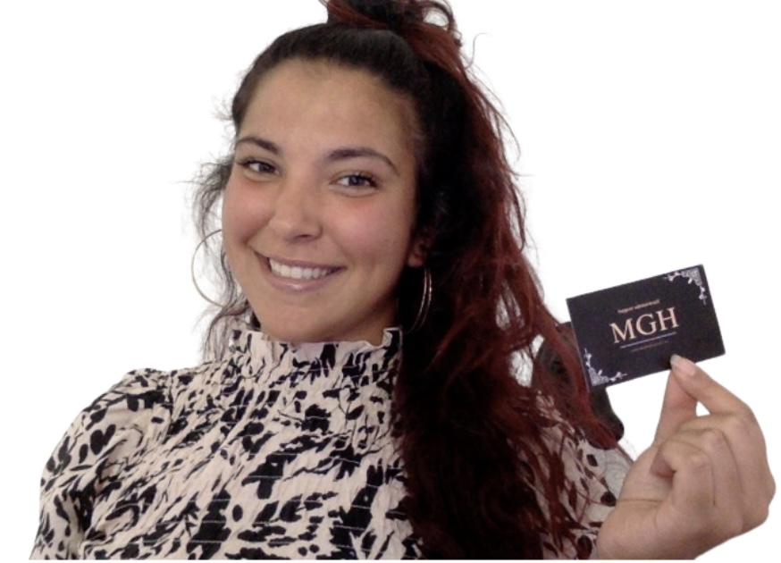 Selfie de Maïtena Gesse avec la carte de visite MGH